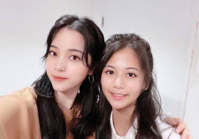 52岁翁虹罕见晒近况,与欧阳娜娜亲密合影,小3岁丈夫一同亮相_女儿