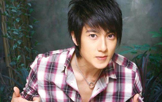 38岁吴尊全家照,老婆美艳身家百亿,儿女双全一家四口幸福甜蜜_文莱