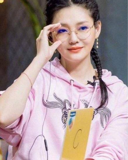 43岁大s麻花辫被赞少女,看到她的机场照,网友:明明就是大妈_保养_明星