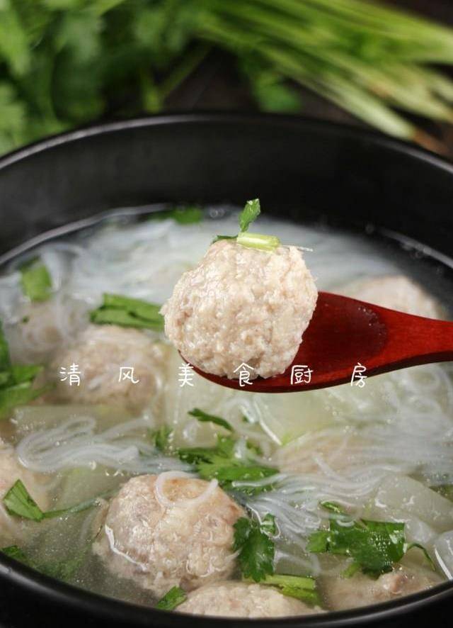 有荤有素,香而不腻,肉丸嫩嫩滑滑的,冬瓜清淡可口,再配上软软的粉丝