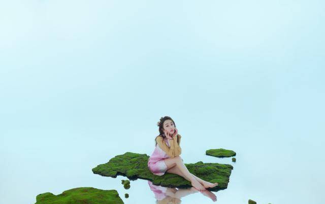 28岁"师姐"宣璐,罕见光脚出镜,穿粉色短裙大秀长腿!_绿洲_大片_感觉