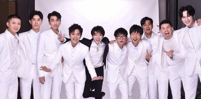 13届快男重聚首,兄弟合影画面温馨,华晨宇却以两个字回应_节目_选手