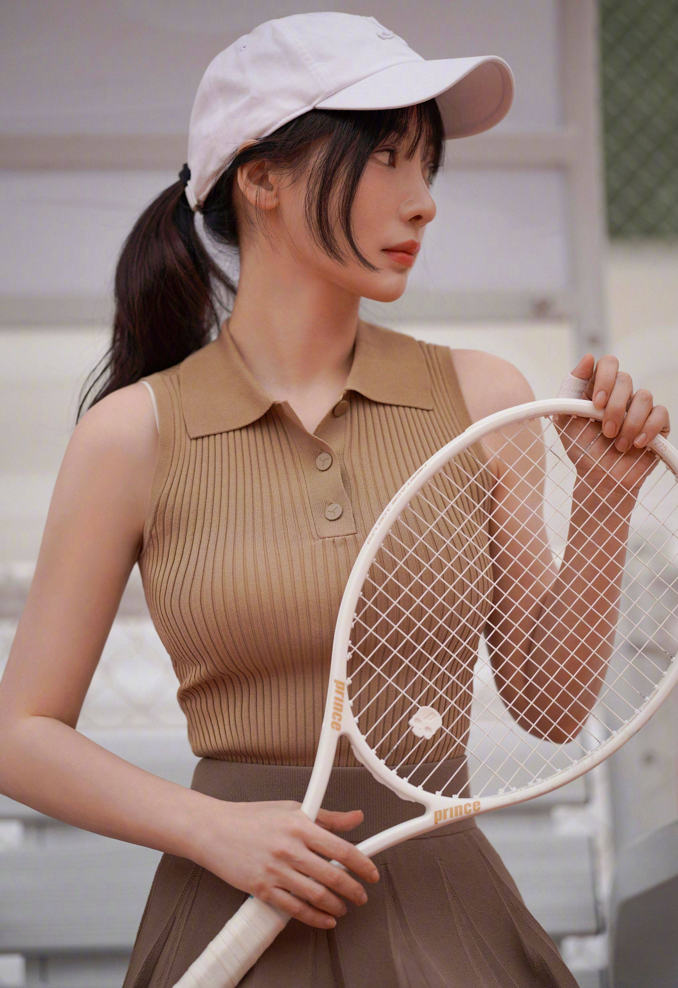 柳岩巧克力色百褶裙运动风写真_好身材_长相_女神