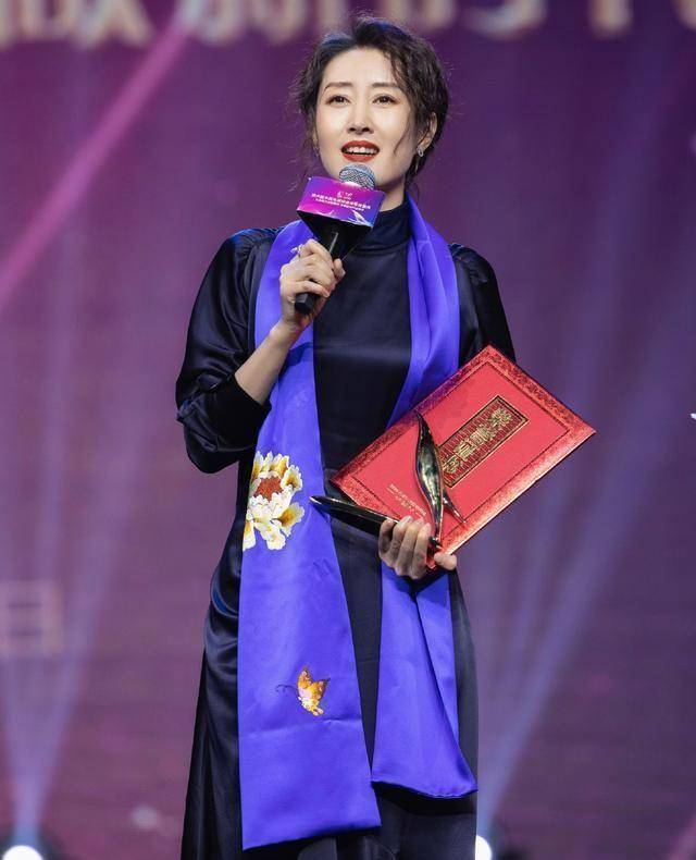 43岁刘敏涛终于不低调,身着深蓝色丝缎高领连衣裙,尽显优雅气质_绸缎