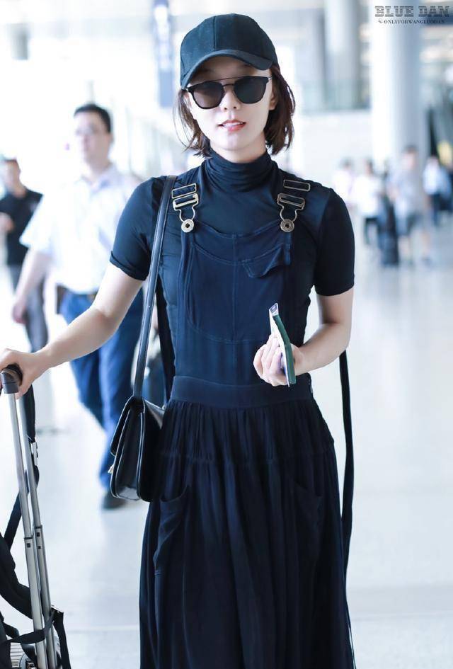 34岁王珞丹绿色风衣 白色短靴,酷炫个性,网友:酷到没朋友_上衣_一身