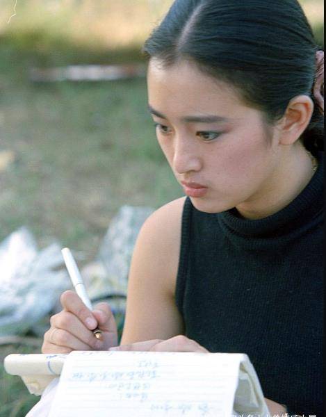 55岁巩俐与72岁老公素颜逛街,昔日女神让人难以接受,你见过吗?