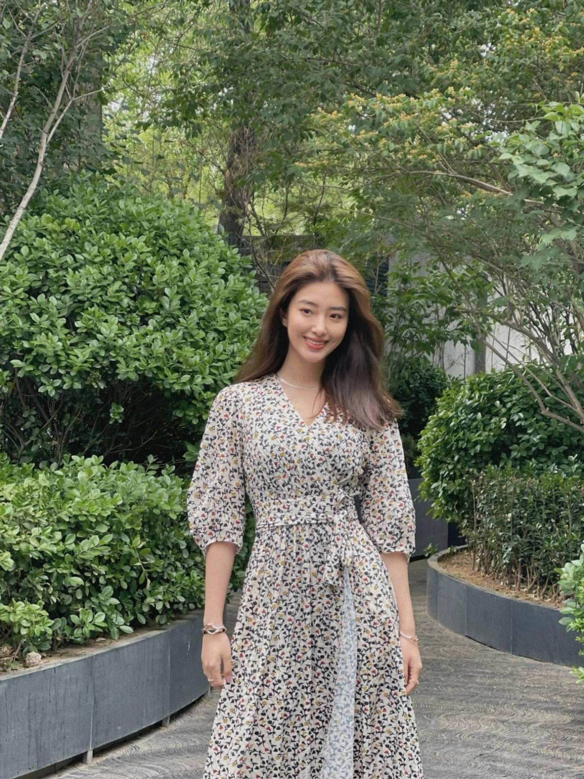 冯女郎杨采钰近照曝光,穿碎花连衣裙慵懒随性,美出新高度_设计_身材