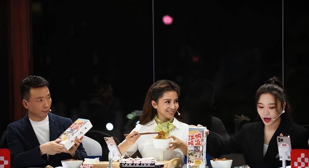 快50岁的朱迅也开始长得可爱了,她的脸很有少女感,五官也像周迅一样