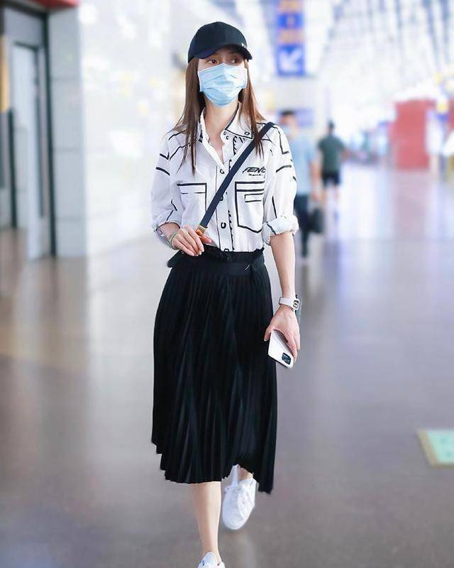 angelababy机场秀太奢侈,全身价值超100万,撞衫欧阳娜娜却没赢_衬衫
