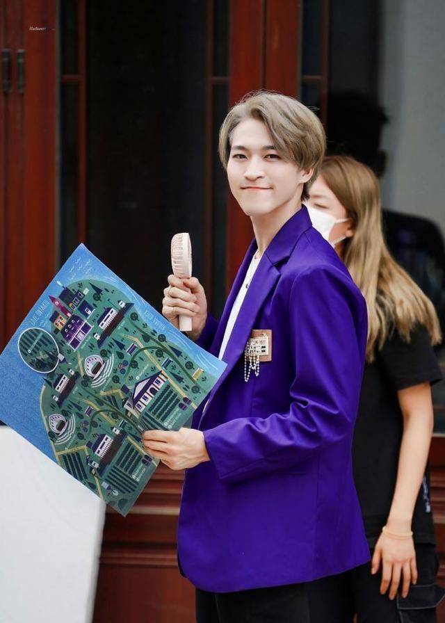 into1成员隐藏技能:刘宇会凤阳花鼓,赞多拳击强,周柯宇的离谱_中国