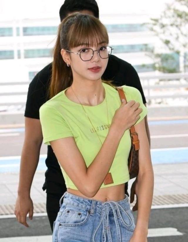 lisa为美丽不要温度,穿牛油果绿露脐装高调炫腹,印花别有深意_颜色