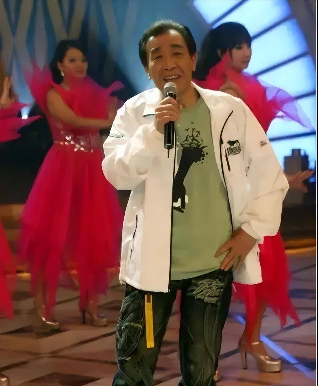 爆八十岁歌王张帝去世,小33岁妻子崩溃,他的亲属出来回应了_媒体_家人