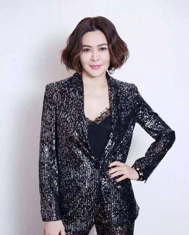 56岁关之琳放大招,穿西服剪波波头真洋气,一双长腿细到不真实!