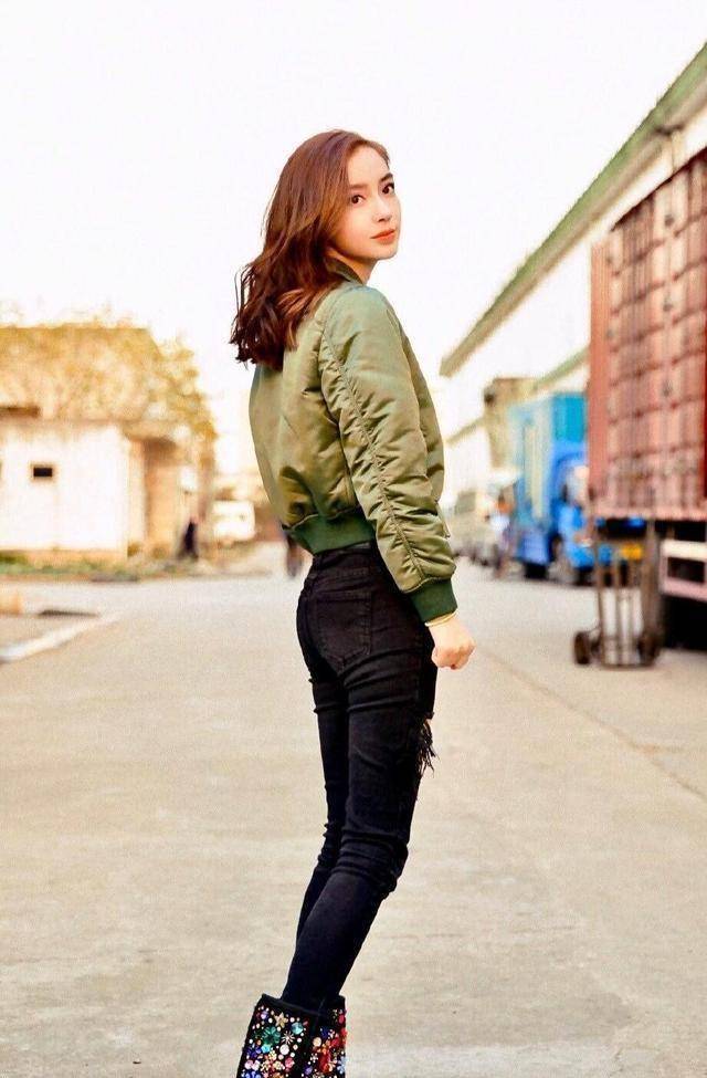 angelababy晒故宫玩雪照,身穿红色大衣雪花飞舞,雪景美,人更美_气质