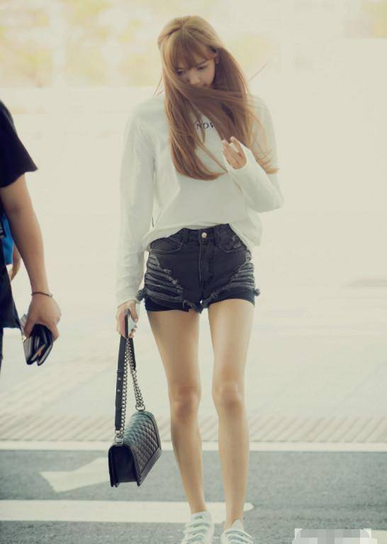 lisa只不过穿了条超短裤!