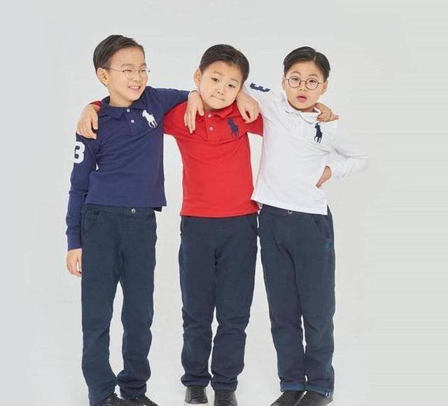 48岁韩星三胞胎儿子8岁啦,继承父亲大长腿,生日礼物