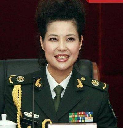 80岁李双江近照曝光,一头黑发显年轻,与53岁妻子同框差距小_梦鸽_因为