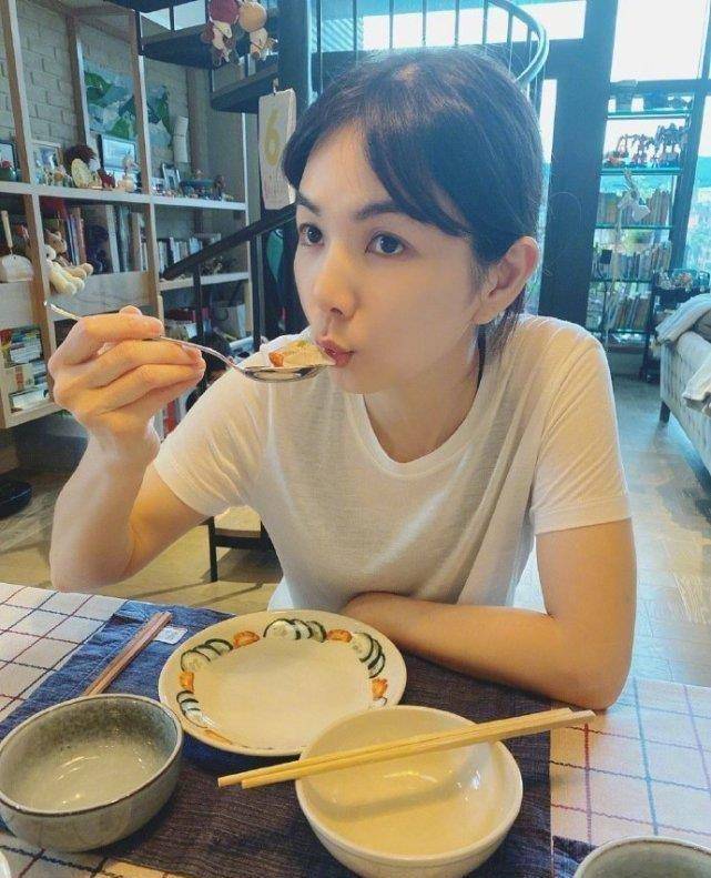 ella晒与老公相爱相杀日常,怒批老公熬夜打游戏后,贴心帮其刮痧_丈夫