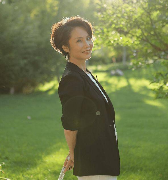 60岁徐俐首晒退休生活照,妆容精致气质突出,被赞"自然老去"_张天蔚