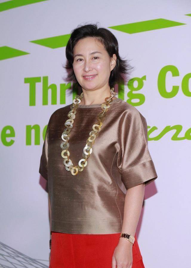 57岁何超琼携密友俞琤聚餐,与李嘉诚红颜同场,避谈提交知会备忘