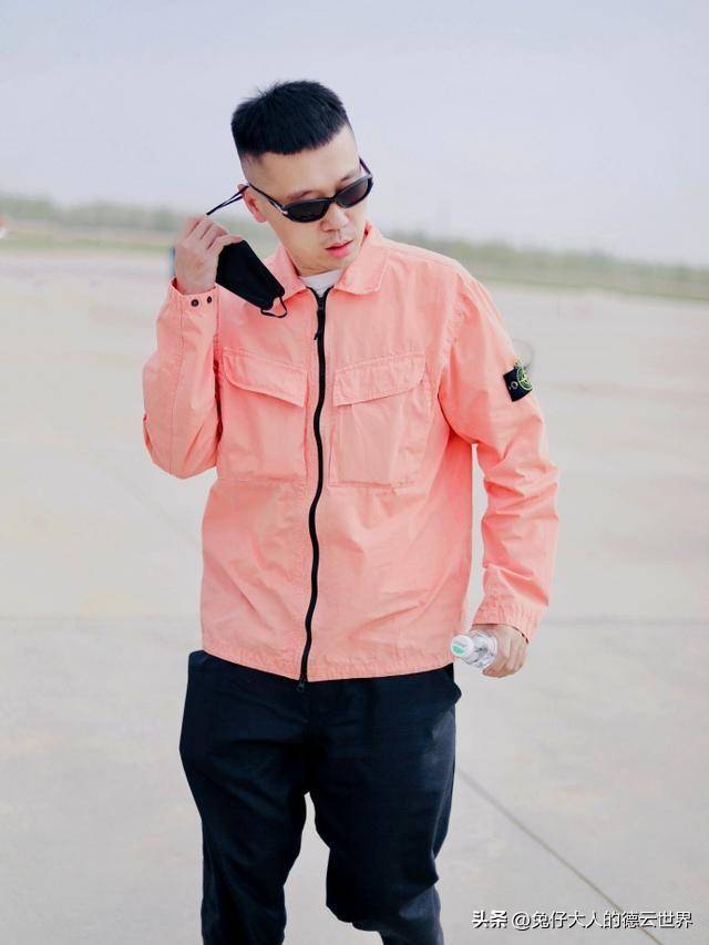杨九郎现身机场停机坪,帅气造型引热议,网友:还真像个飞行员_张云雷