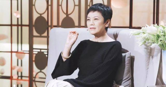 66岁张艾嘉征战威尼斯,穿深v露小蛮腰,曾和董子健演情侣_黑色_好身材