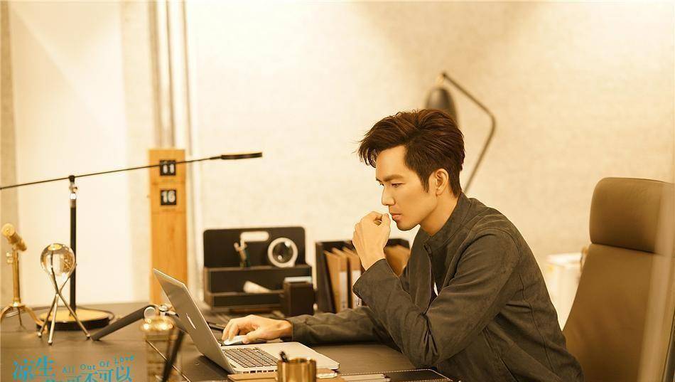 47岁钟汉良凭什么还能搭档90小花演古偶?