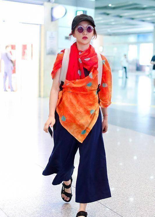 周迅的身材很瘦,穿着漂亮潇洒的工装裤,层层叠叠的腰带很特别_女性