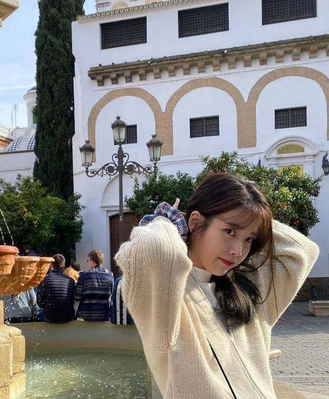 iu晒西班牙旅行照,丸子头搭配格纹西装,私服街拍就学她!