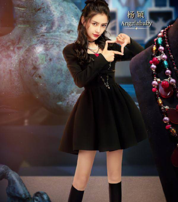 baby穿短裙大秀美腿,膝盖并拢时,这腿围比例确定存在吗?