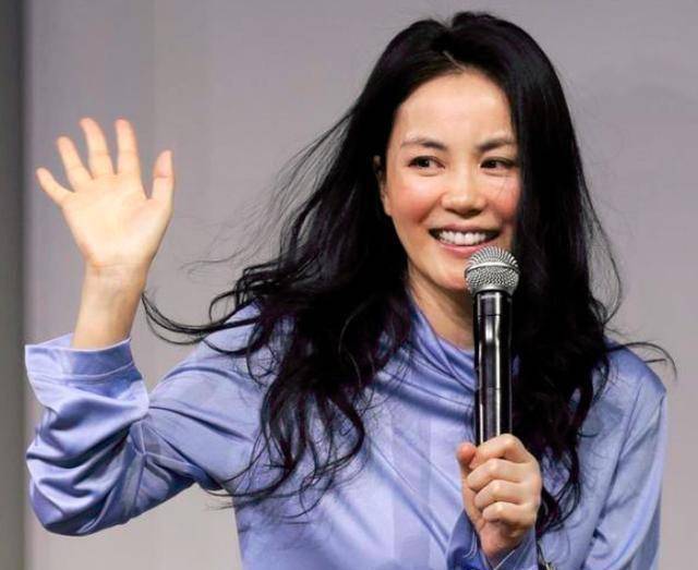 50岁王菲气质不减,穿紫色连衣裙美丽大方,笑容自信从容_感觉_谢霆锋