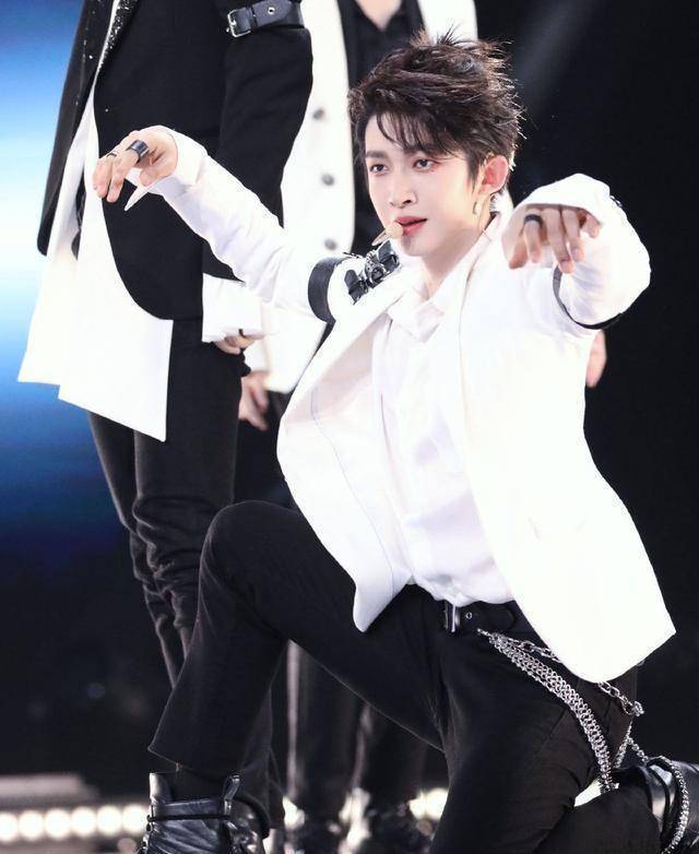 into1成团首秀团魂炸裂,力丸因伤缺席,刘宇自黑赞多暖心_表演_薇娅