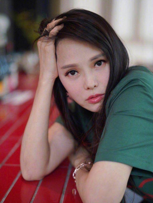 50岁伊能静晒近照,穿着黑色超短裤摆拍,模样像极二十多岁女生_女人