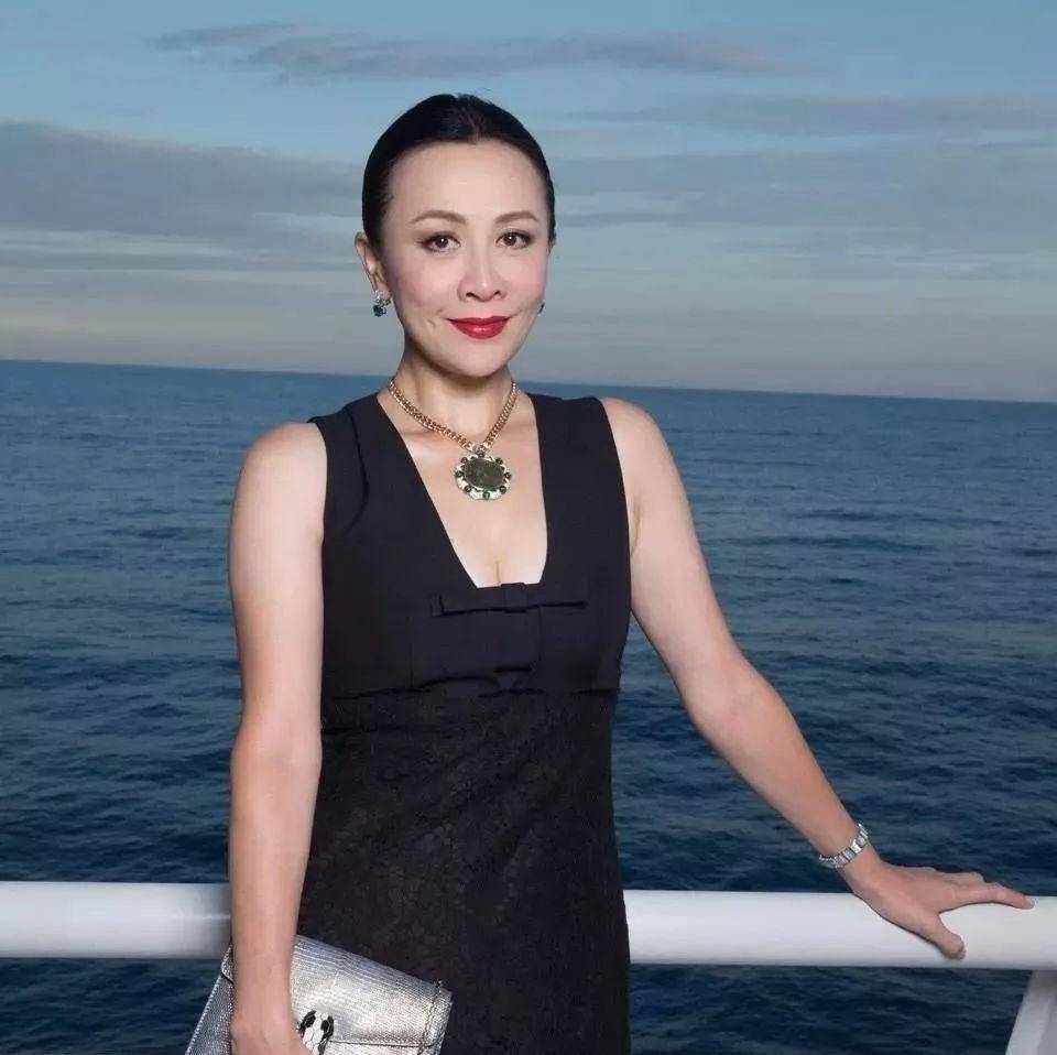 55岁刘嘉玲,身材火辣颜值未老,还是如此时尚动人_娱乐_明星_资讯