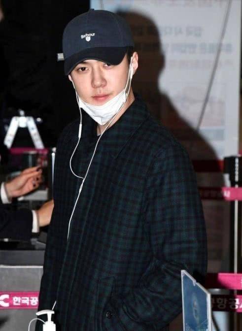 exo吴世勋纯素颜现身机场,网友表示:贵族勋胖了?_时尚_基本_帅哥
