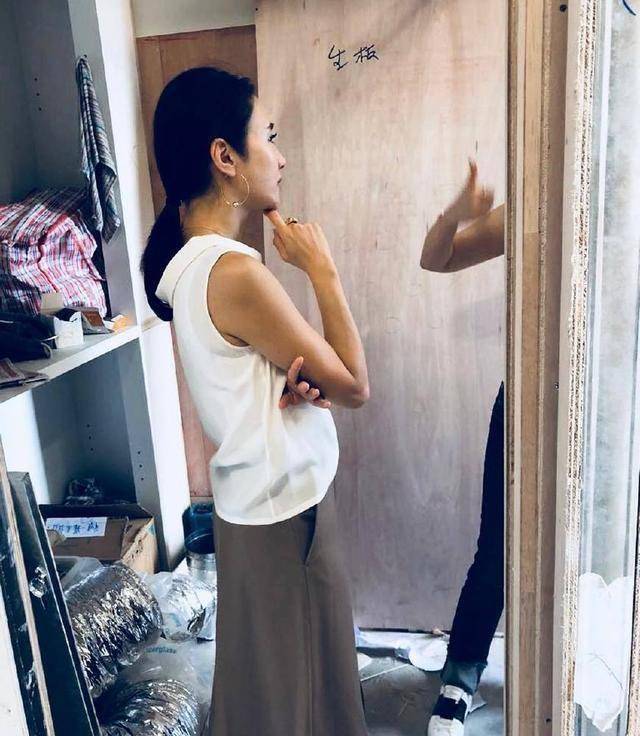 46岁黎姿近照,一身清纯装扮到新店监工,扎起马尾恍若少女!