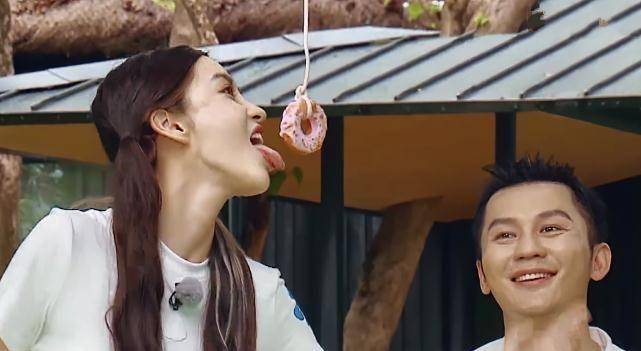 baby玩游戏摔倒,蔡徐坤无动于衷,李晨的举动是对妹妹的尊重_反应_任务