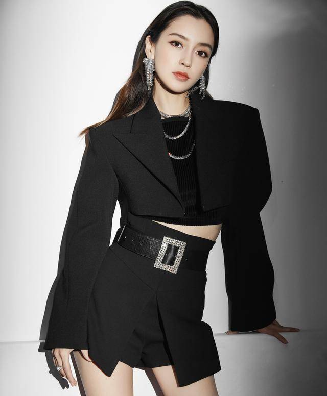 angelababy和杨幂,只差1cm,都把西装当裙穿,风格差距这么大?