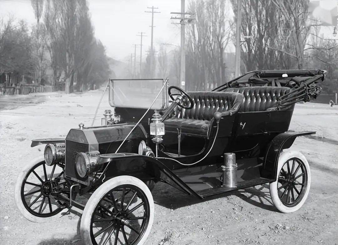 第一辆内燃机汽车图片