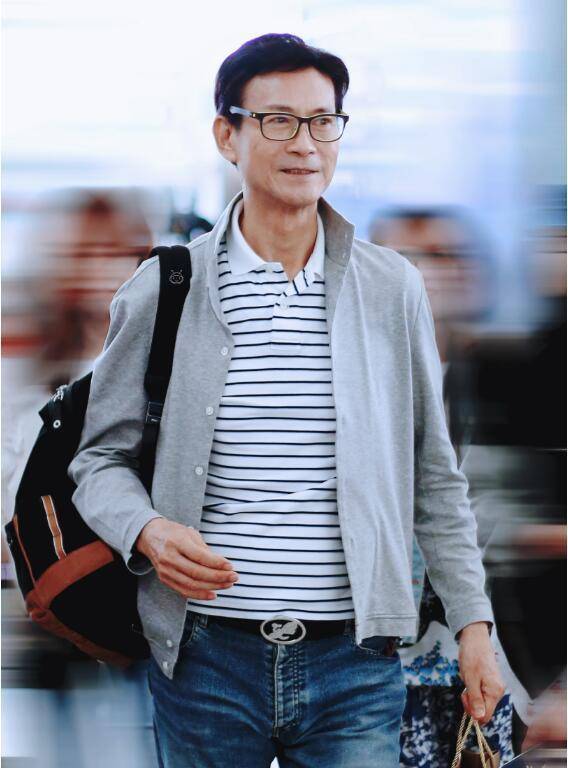 72岁男神郑少秋现身机场,穿牛仔裤活力满满,与粉丝合影眉开眼笑_模样