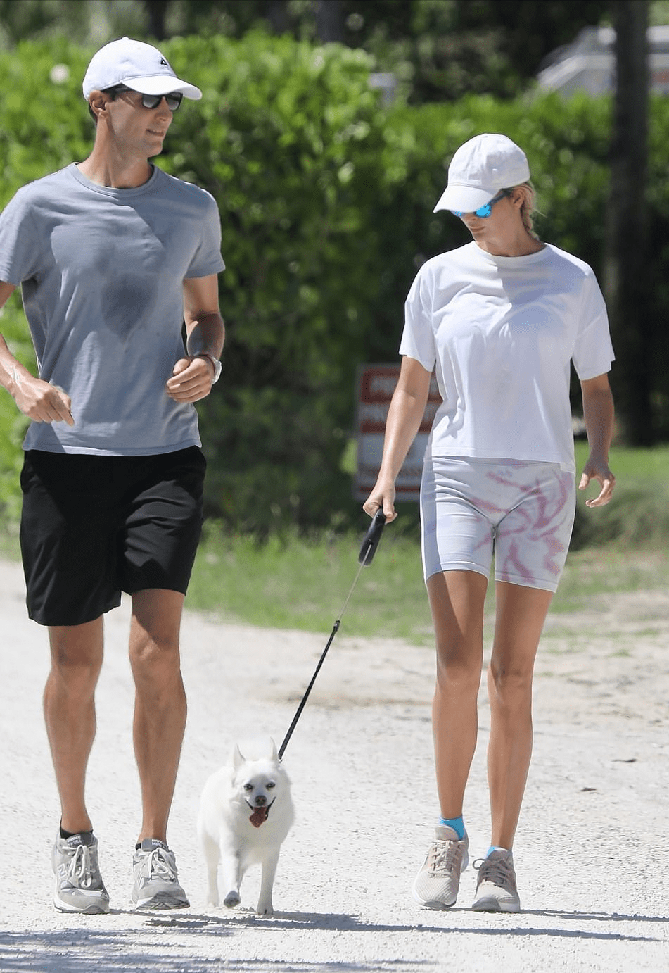 伊万卡海边度假又扮美!