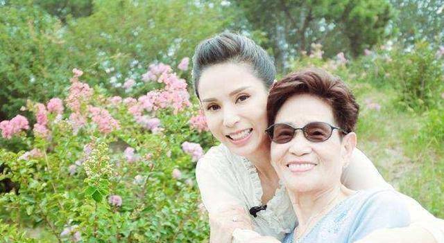 55岁李若彤与65岁张丰毅健身,大秀腹肌,马甲线_身材_肌肉_穿着