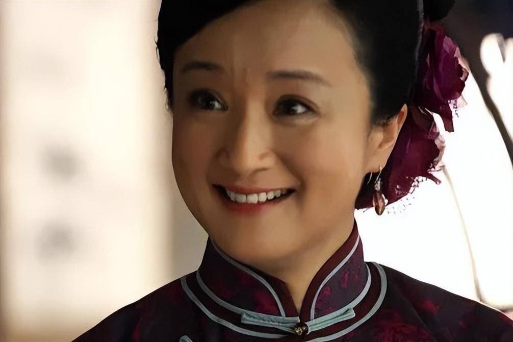 杨昆:卖掉千万别墅为夫还债,靠2500退休金生活,如今怎样了?