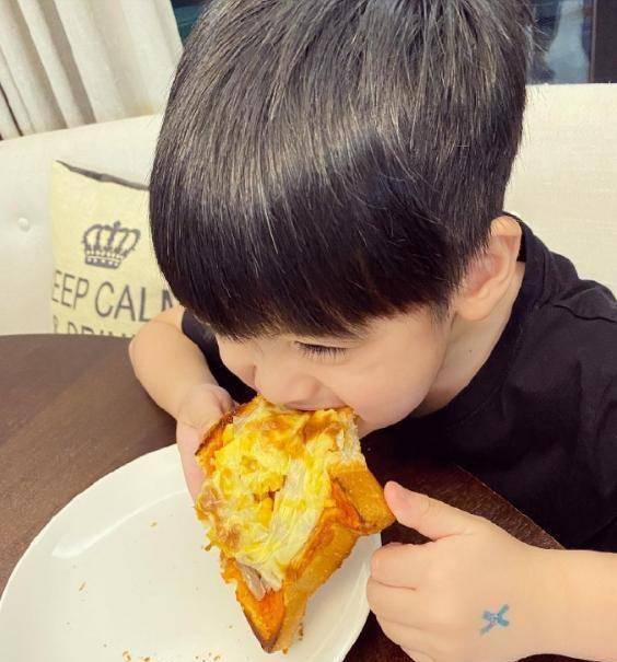 kyson:兄弟三人当中长相最像爸爸林志颖,年方6岁就有一双大眼袋