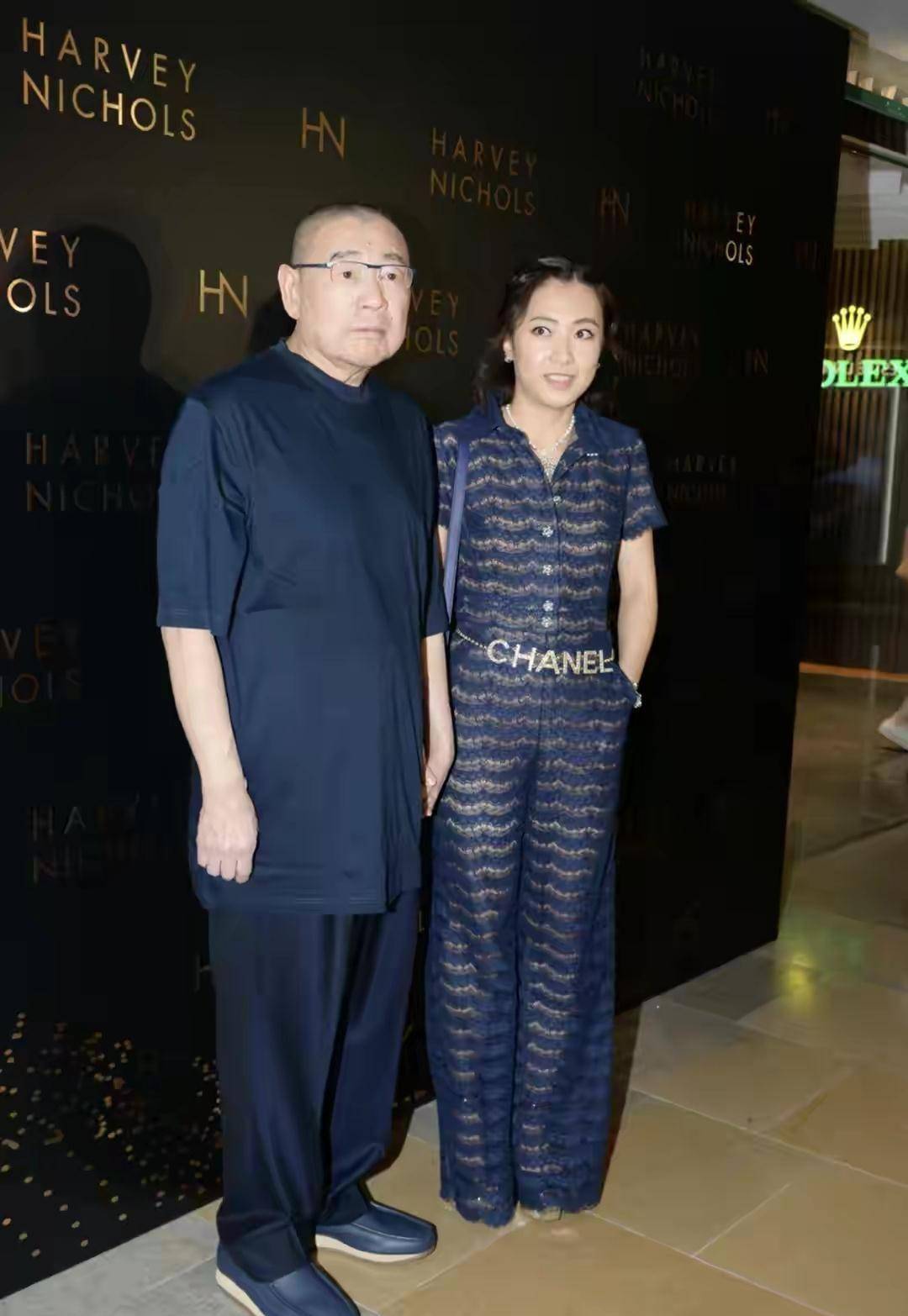 70岁刘銮雄罕见露面,甘比与女儿陪同他打疫苗,身体状况不容乐观