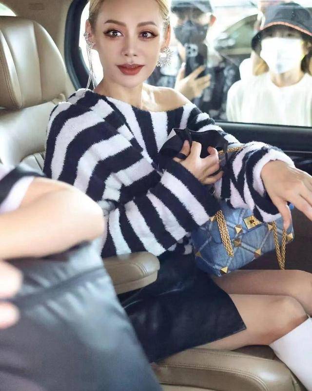 宁静越来越时尚,穿着露肩上衣配二分短裙让人惊艳,浓妆也很好看_裙子