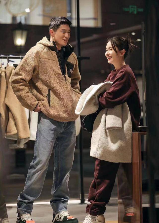 嘉宾_表情_衣服