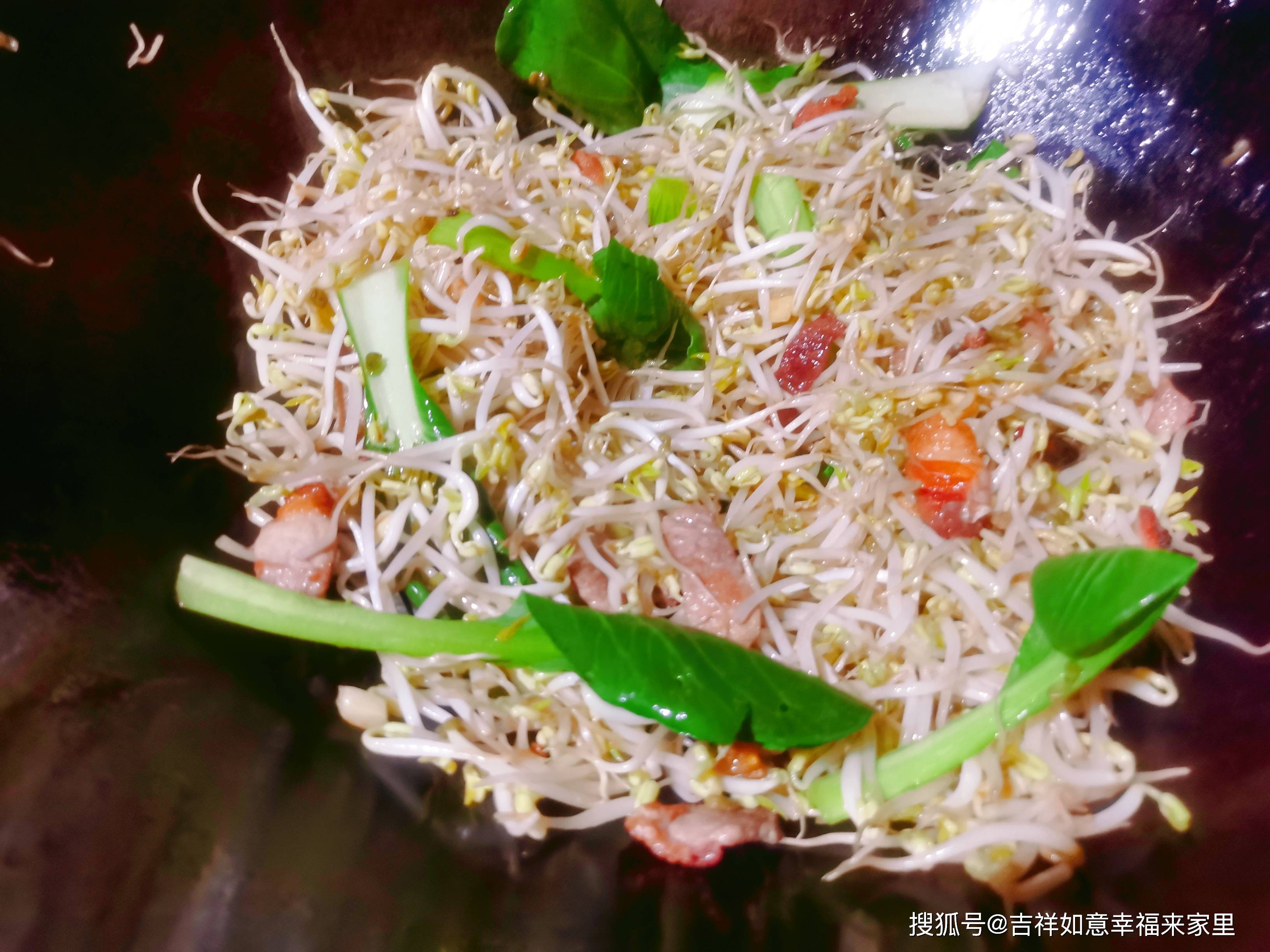 家常快手菜，绿豆芽炒肉片，好吃美味，脆爽可口，简单好做，好吃（肉炒绿豆芽菜怎么炒才能好吃）