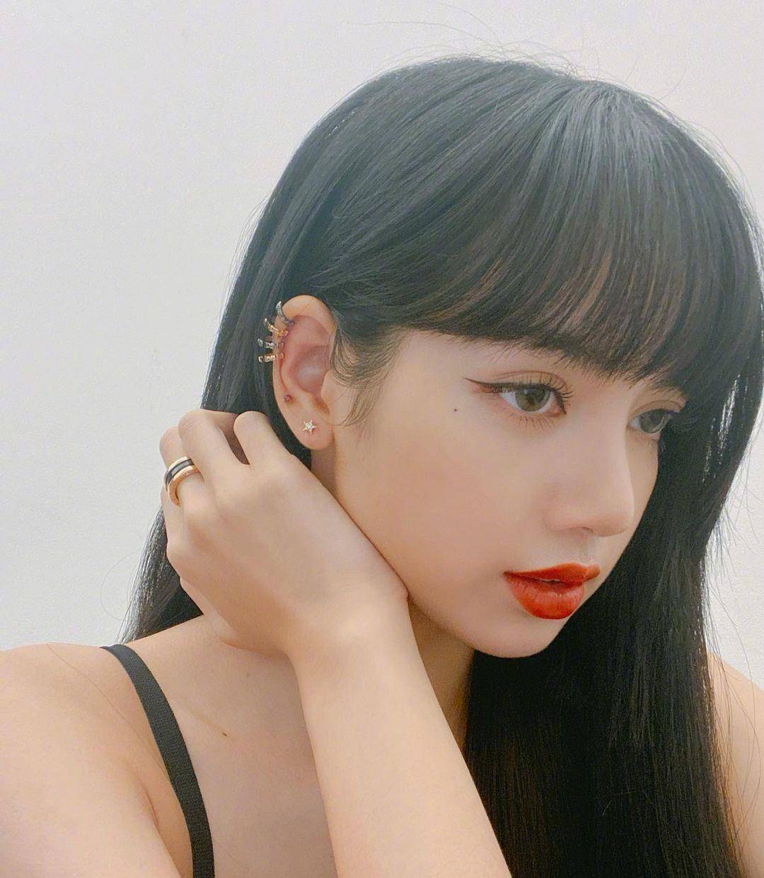 lisa颜值崩了?大鼻子和法令纹,神似面包超人_pink_black_状态