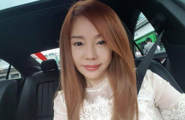 59岁狄莺晒火辣背影照,美背美腿大解放!曾暴肥13公斤_运动_身材_臀部